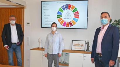 Bild: Susanne Schwab, Stadt Amberg/exb
Oberbürgermeister Michael Cerny, die Koordinatorin für kommunale Entwicklungspolitik Heike Eyb und der Leiter des Bürgermeisteramtes Wolfgang Meier (von links) bei der Vorstellung der neuen Website mit den 17 Nachhaltigkeitszielen der Vereinten Nationen.