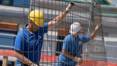 Symbolbild: Boris Roessler/dpa
Auf dem Rohbau eines Einfamilienhauses bugsieren Handwerker Stahlmatten in die richtige Position. Der Saisonstart im Bau- und Baunebengewerbe hat auf dem Oberviechtacher Arbeitsmarkt für eine Belebung gesorgt.