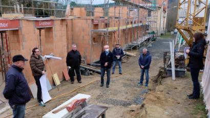 Bild: le
Vorstand und Aufsichtsrat des Bauvereins nahmen erstmals bei einer Ortsbesichtigung Kenntnis vom Baufortschritt des neuen Wohnhausprojekts in Plankenhammer/Floßleite.