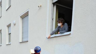 Bild: Irina Huber/exb
Durch das Fenster: Caritas-Flüchtlingsberatung in Corona-Zeiten – sicher und mit Abstand.