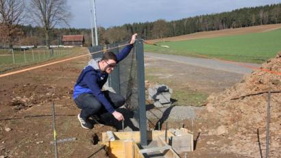 Bild: kro
Andreas Koch, einer der drei gleich berechtigten Vorsitzenden bei den Sportfreunden Kondrau, überzeugte sich jetzt von den fachgerechten Arbeiten am neuen Stabmattenzaun.