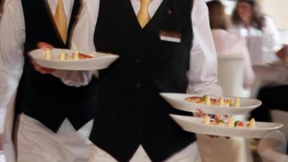 Archivbild: Gerhard Götz
Servicepersonal war und ist in der Gastronomie gesucht. Die Auswirkungen der Pandemie könnten die Situation noch verschärfen, wenn wieder geöffnet werden darf.