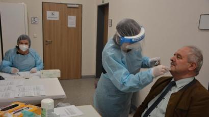 Bild: jr
Auch Bürgermeister Johann Burger ließ sich von Christiane Bleistein testen. Martina Rüth (sitzend) führte genau Protokoll.