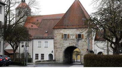 Bild: Petra Hartl
Das mittelalterliche "mittlere" Markttor (Amberger Tor) ist das Wahrzeichen von Hahnbach.