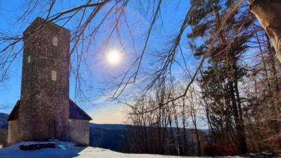 Bild: lei
Weit oben über Hirschbach ragt der 1905 von Leopold Cohn erbaute Turm gen Himmel. Zwar liegt dort inzwischen kein Schnee mehr, doch an dem beliebten Ausflugsziel sollen bald geschichtlichen Hinweise über seinen Erbauer angebracht werden.