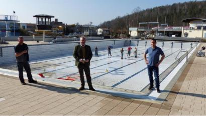Bild: Michaela Krämer Stadt Schwandorf
OB Andreas Feller (Mitte) überzeugt sich von den Vorbereitungsmaßnahmen. Bäderleiter Michael Maget (rechts) und sein Stellvertreter Gottfried Dirmeier (links) sowie das Team packten mit an, damit der Badesommer 2021 kommen kann.