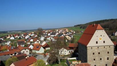 Archivbild: Hans Heimler/exb 
Vor 50 Jahren wurde Wolfring zum schönsten Dorf Bayerns und der Bundesrepublik Deutschland gekürt. Bis heute hat sich an der Attraktivität nichts geändert. Die Aufnahme zeigt den Ort aus ungewohnter Perspektive. Sie entstand, als der Fotograf die Erlaubnis erhielt, vom Kirchturm aus Bilder zu machen. Dabei dominiert (rechts) das gräfliche Schloss.