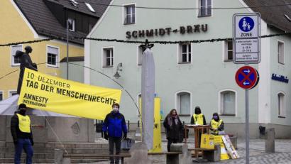 Bild: Kurt Stangl/exb
Auch die Pandemie kann die Kreisgruppe nicht stoppen: Zum Tag der Menschenrechte 2020 war Amnesty International mit einer Mahnwache am Schwandorfer Marktplatz vertreten.