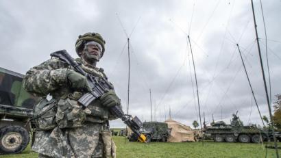 Archivbild: Armin Weigel/dpa
Ein US-Soldat steht in Kleinfalz nahe dem Truppenübungsplatz Grafenwöhr vor einem mobilen taktischen Lagezentrum der US-Armee.