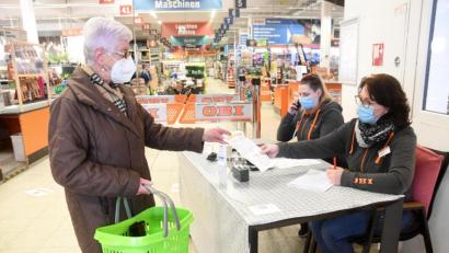 Bild: Gabi Schönberger
Einkaufen im Baumarkt? Eine Frau legt den Nachweis ihres negativen Corona-Tests im Eingangsbereich von Obi in Pressath vor.