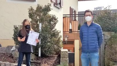 Bild: stg
Hanna Lorenz nahm die Urkunde vom Vorsitzenden der Jugendblaskapelle, Andreas Sächerl, entgegen.