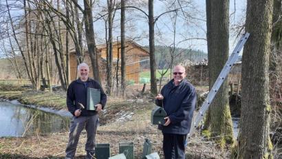 Bild: Markt Bad Neualbenreuth/exb
Bürgermeister Klaus Meyer (rechts) zusammen mit Rudolf Leitl, der im Auftrag des Staatlichen Bauamts Amberg-Sulzbach die Vogel- und Fledermausnistkästen am Muglbach aufhängte.