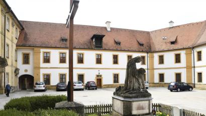 Bild: Petra Hartl
Gemäß der Pastoralen Planung ist das Pfarramt in Ensdorf Sitz des Pfarrers der neuen Pfarreiengemeinschaft Ensdorf-Rieden-Vilshofen.