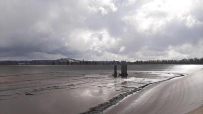 Bild: ENGIE Deutschland/exb 
Den Auftakt der Revisionsarbeiten macht die komplette Entleerung des Hochspeichers Rabenleite. Der Speicher wird voraussichtlich im Juli wieder befüllt. Er enthält 1,5 Millionen Kubikmeter Wasser, die zur Sicherstellung der Stromnetz-Stabilität zwischen Ober- und Unterbecken bewegt werden.