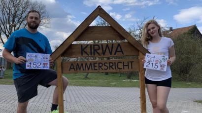 Bild: ads
Der Vorsitzende des Ammersrichter Kirwavereins „KirwARI“ Patrick Lehmeier und seine Mitstreiterin Victoria Schmidtgall freuen sich, mit dem ersten Ammersrichter Kirwalauf eine Corona-konforme Möglichkeit gefunden zu haben, die Kirwa trotz Pandemie zu begehen.