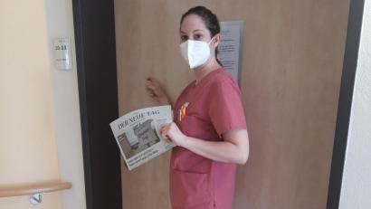 Bild: Wagner/exb
Eine Pflegerin im Hospiz St. Felix in Neustadt an der Waldnaab ist mit der Tageszeitung auf dem Weg zu einem Gast. Das Hospiz freut sich über viele neue Zeitungspaten.