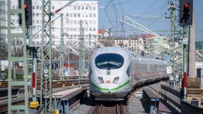 Bild: Hendrik Schmidt
Ein ICE verlässt den Hauptbahnhof Halle in Richtung Berlin. Trotz der Restriktionen an Ostern wegen der Corona-Pandemie waren mehr Menschen in Deutschland über das verlängerte Wochenende unterwegs.