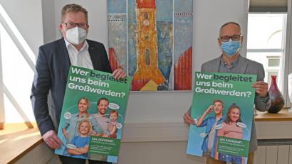 Bild: Thomas Graml/Stadt Amberg/exb
Sie befürworten die Kampagne „Jugendamt – Unterstützung, die ankommt“: Ambergs Oberbürgermeister Michael Cerny (links) und Jugendamtsleiter Thomas Boss.