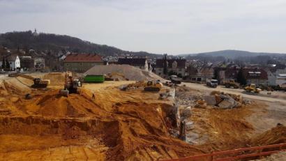 Bild: Tobias Gräf
Am Bierhalsberg gehen die Arbeiten an den neuen Oberpfalz-Arkaden unverändert voran. Veränderungen gibt es aber bei den Eigentumsverhältnissen und der Projektleitung: Die hat – von der Öffentlichkeit bislang unbemerkt – ein junges Schweizer Immobilienunternehmen übernommen.