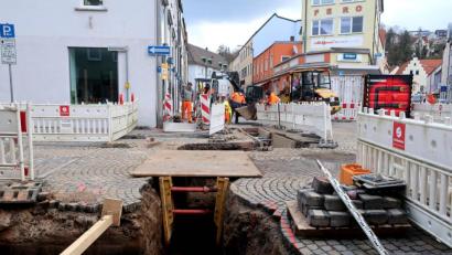 Bild: Hirsch
In der Bahnhofstraße werden derzeit die Wasser-, Fernwärme- und Gastleitungen erneuert.