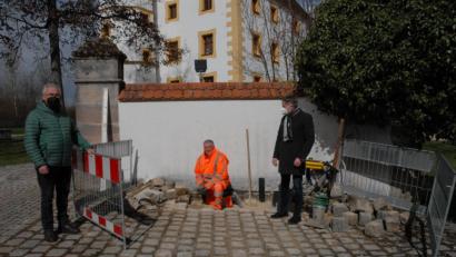 Bild: pop
Gemeindearbeiter Hermann Heimler sowie die beiden Bürgermeister Martin Bauer und Mathias Huger am neuen Standort der Schmidmühlener E-Ladesäule.