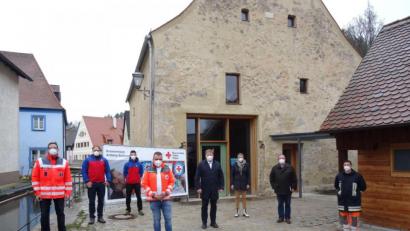 Bild: Stefan Braun/exb
Ein Corona-Testzentrum wird im Steinstadel in Kastl eingerichtet (von links): HvO-Rettungssanitäter Thomas Renner, Bereitschaftsleiter Markus Arnold und sein Stellvertreter Alexander Renner von der Bergwacht Amberg , BRK-Katastrophenschutzbeauftragter Bernd Lödel, Bürgermeister Stefan Braun, Dritte Bürgermeisterin Monika Breunig, Zweiter Bürgermeister Andreas Otterbein und Kommandant Tobias Lang der Feuerwehr Kastl.