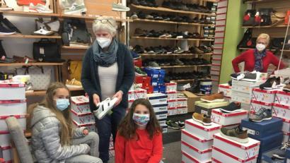 Bild: ihl
Das macht Spaß. Im Geschäft einige Paar Schuhe anprobieren, von Christl Bauer beraten werden und sich das passende aussuchen.