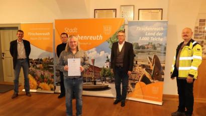 Bild: Stadt Tirschenreuth/exb
Gratulierten Thomas Schüßler (Dritter von links) zum Dienstjubiläum: Stadtwerkeleiter Thomas Kraus, Leiter der Hauptverwaltung Markus Bergauer, Bürgermeister Franz Stahl und Personalratsvertreter Karl Schwägerl (von links).