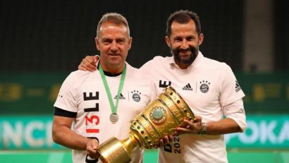 Bild: Alexander Hassenstein/dpa
Es geht auch anders: Trainer Hansi Flick (links) und Münchens Sportdirektor Hasan Salihamidzic feiern im vergangenen Jahr gemeinsam den Pokalerfolg.