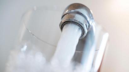 Symbolbild: Lino Mirgeler/dpa
Auch die Wasserversorgung gehört zu den Aufgaben der Stadtwerke Erbendorf.