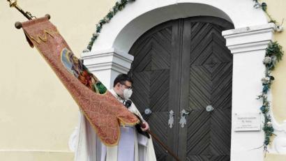 Bild: wbe
Pfarrer Hellauer klopft an die Wallfahrtspforte der Annabergkirche.
