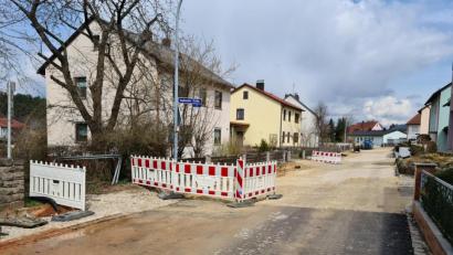 Bild: sne
Hier am Ausgang des Kinderspielplatzes Rosenhof könnte hinter den rot-weißen Baken ein Baum gepflanzt werden. Dieser soll helfen, die Geschwindigkeit zu regulieren, und verhindern, dass ein parkendes Auto die Sicht auf den Ausgang versperrt.