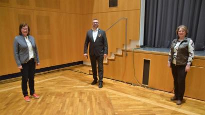 Bild: fz
Tobias Groß ist der Bundestagskandidat der Freien Wähler. Die Kreisvorsitzenden Gabriela Bäumler (Neustadt/Weiden links) und Gisela Kastner (Tirschenreuth, rechts) gratulieren mit Abstand.