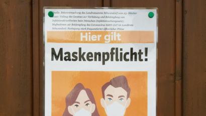 Symbolbild: Mardanow
Ein Schild an einem Garagentor im Landkreis Schwandorf weist auf die Maskenpflicht hin.