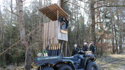 Bild: pko
Die Revierjägerlehrlinge Peter Schneebichler und Louis Ehrhardt (oben, von links), bringen einen Fledermausnistkasten an. Jürgen Donhauser, Jagdverband-Kreisgruppenvorsitzender Franz Sedlmeier und Paul Stelmach (unten, von links) sehen zu.