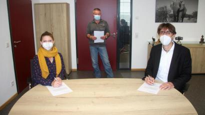 Bild: wro
Den Kooperationsvertrag zwischen dem Geschichtspark Bärnau und dem Beruflichen Schulzentrum Wiesau unterzeichneten Ilona Hunsperger (links) und Schulleiter Thomas Metzler (rechts). Hinten Fachoberlehrer Markus Schultes.