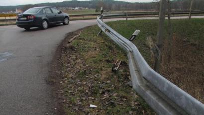 Bild: Polizei Sulzbach-Rosenberg
So sieht die Leitplanke an der Staatsstraße 2120 aktuell aus.