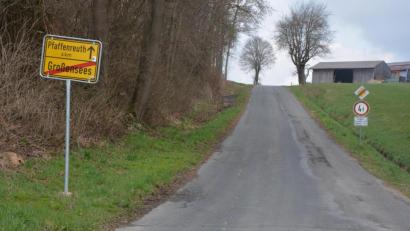 Bild: jr
Für den Ausbau der Straße zwischen Großensees und Zirkenreuth ist eine Summe von 2,14 Millionen Euro im Haushalt angesetzt. Noch ausständig ist allerdings der Förderbescheid der Regierung der Oberpfalz.