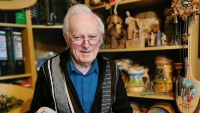 Bild: Portner
Ludwig Berger (80) verbringt nach wie vor gerne Zeit in seiner kleinen Hobbywerkstatt. Hier gibt es das Modell des Weltrekord-Bierkruges gleich in mehreren Ausfertigungen.