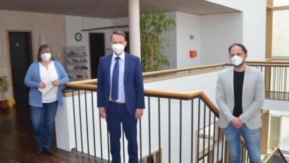 Bild: Kunz
Die Abteilungsleiterin besonderer Sozialdienst, Evi Fink (links) und Leiter des Amtes für soziale Dienste Michael Trummer (rechts) zeigen Oberbürgermeister Jens Meyer das neue Beratungszentrum. Nicht im Bild: Sozialdezernent Wolfgang Hohlmeier.