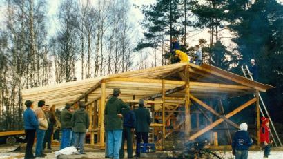 Archivbild: akp
Das Vereinsheim der Stockschützen wurde 1988 in Eigenregie aufgestellt.