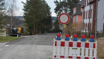 Bild: jr
Voraussichtlich noch bis Donnerstagmittag gesperrt ist die Kreisstraße TIR3 durch Steinmühle. Auf einer Länge von 230 Metern wurde die Fahrbahn abgefräst und erneuert.