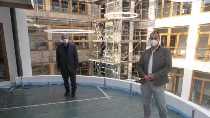 Bild: Landratsamt Amberg-Sulzbach
Noch ist die Lounge im ersten Stock nicht fertig, aber Landrat Richard Reisinger und Realschulrektor Martin Zimmermann (rechts) bestaunen die Architektur trotzdem schon.