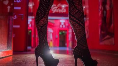 Symbolbild: Andreas Arnold/dpa
Eine Frau steht im Eingangsbereich einer Animierbar und eines Bordells. Die Ausübung der Prostitution ist in Bayern in Gemeinden unter 30000 Einwohnern verboten. Die Polizei hat in den vergangenen Monaten in Schwandorf mehrere Fälle aufgedeckt, zuletzt am Karfreitag.