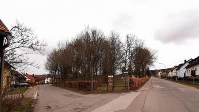 Bild: Portner
Auf dem ehemaligen Spielplatz zwischen Jochelweg (links) und Böhmerwaldstraße sind drei Bauplätze geplant.