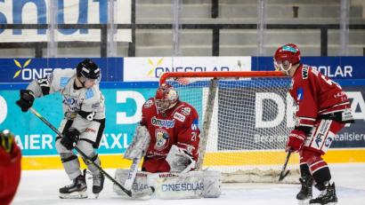 Archivbild: Christian Fölsner
Jaroslav Hübl (Mitte), hier noch im Trikot des EV Landshut, steht in der Saison 2021/22 im Kasten der Blue Devils Weiden.