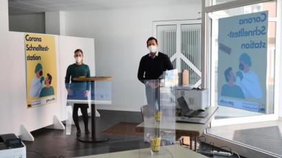 Bild: Götz
An der Nürnberger Straße in Schwandorf werden Donnerstag und Dienstag im früheren Brautmodengeschäft Christin ohne Voranmeldung Antigen-Schnelltests gemacht. Citymanager Roland Kittel (rechts) arbeitet mit der City-Apotheke zusammen.