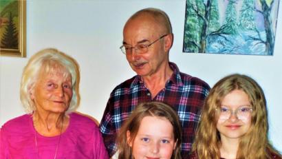 Bild: jml
In beneidenswerter geistiger und körperlicher Frische feiert Auguste Welzl in Kohlberg ihren 90. Geburtstag. Neben den anderen Familienmitgliedern wünschen ihr ältester Sohn Reinhard, die älteste Urenkelin Emma mit neun und Elina, die jüngste Enkelin mit zehn Jahren (von links) der Jubilarin für die Zukunft alles Gute.