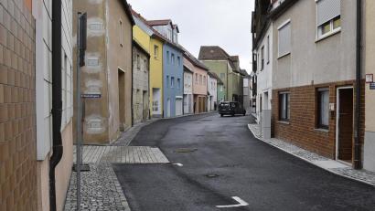 Bild: Karl Schwemmer
Die Bachgasse aus der Sicht der Zufahrt vom Behälterweiher her.