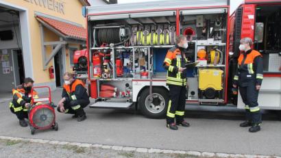 Bild: pi
Trotz der nach wie vor angespannten Lage in der Corona-Pandemie müssen alle Feuerwehren, wie hier die Georgenberger, ihre Fahrzeuge und Geräte in Schuss halten und regelmäßig nach dem Rechten sehen.